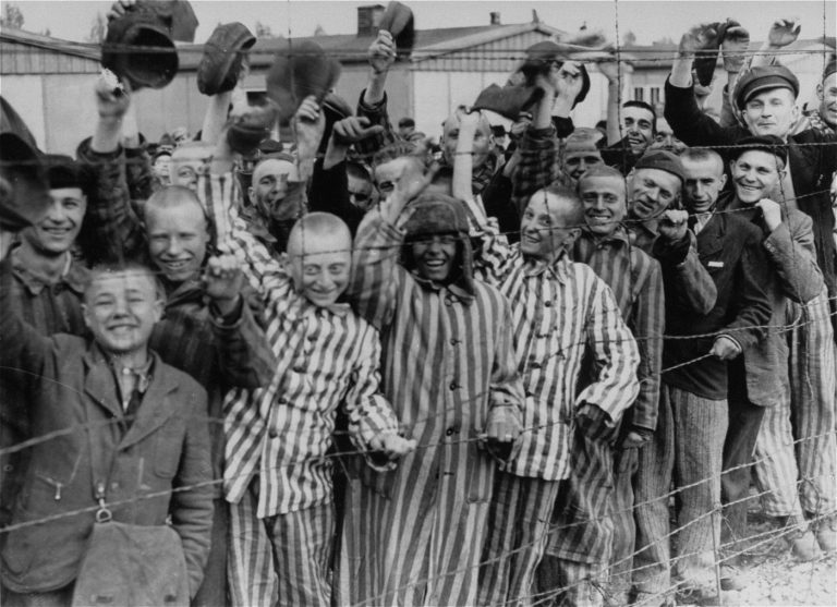 oves i vells supervivents a Dachau aclamen l’arribada de les tropes nord-americanes.